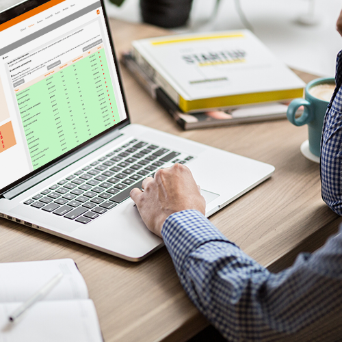 Mann-arbeitet-mit-Datenschutz-Software-2-1